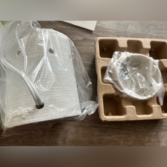 Scentsy Edge White Warmer plug in warmer new in box - Picture 2 of 2